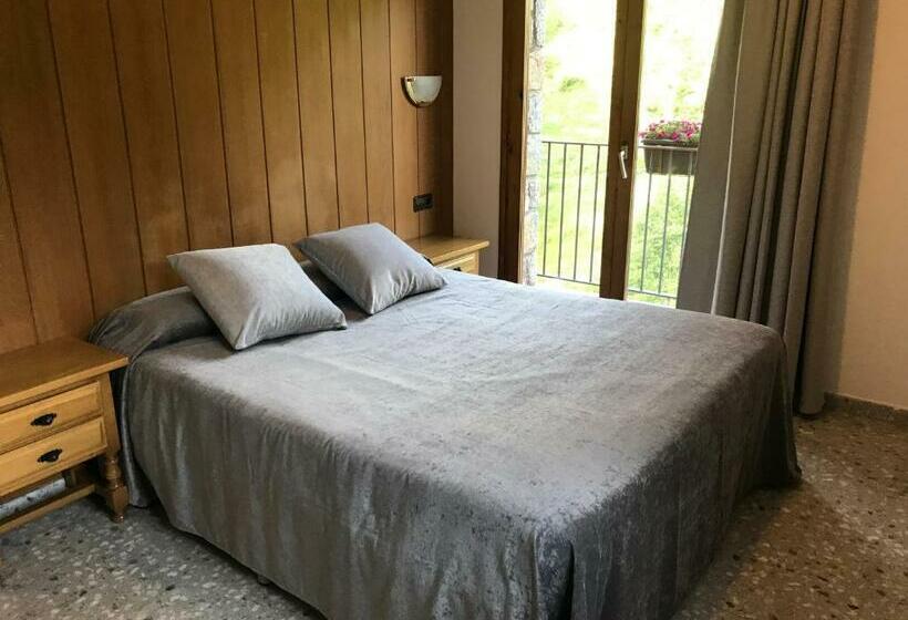 Номер Стандарт с Балконом, Hostal El Quintà