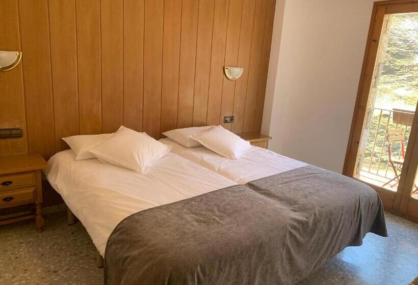 Номер Стандарт с Балконом, Hostal El Quintà