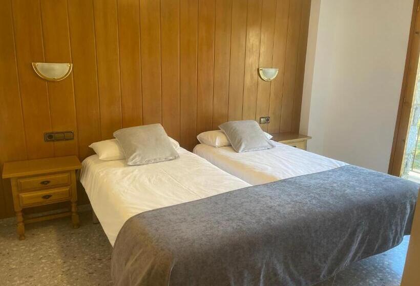 Номер Стандарт с Балконом, Hostal El Quintà