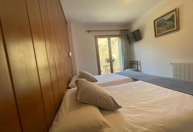 Номер Стандарт с Балконом, Hostal El Quintà