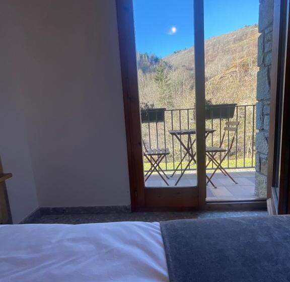 Номер Стандарт с Балконом, Hostal El Quintà