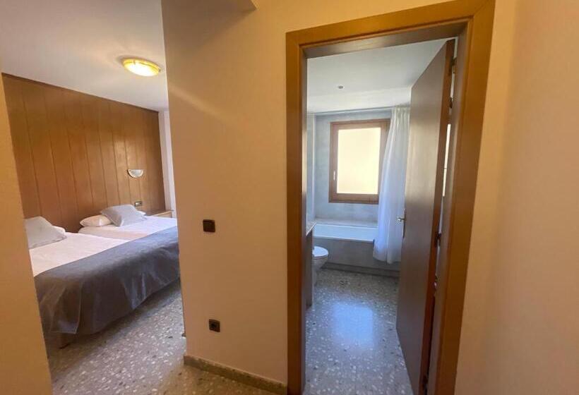 Номер Стандарт с Балконом, Hostal El Quintà