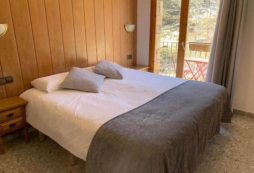 Номер Стандарт с Балконом, Hostal El Quintà