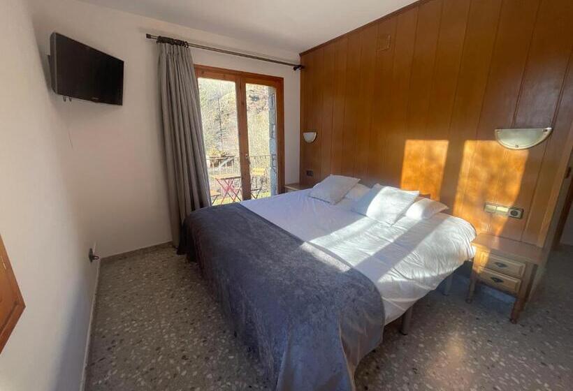 Номер Стандарт с Балконом, Hostal El Quintà