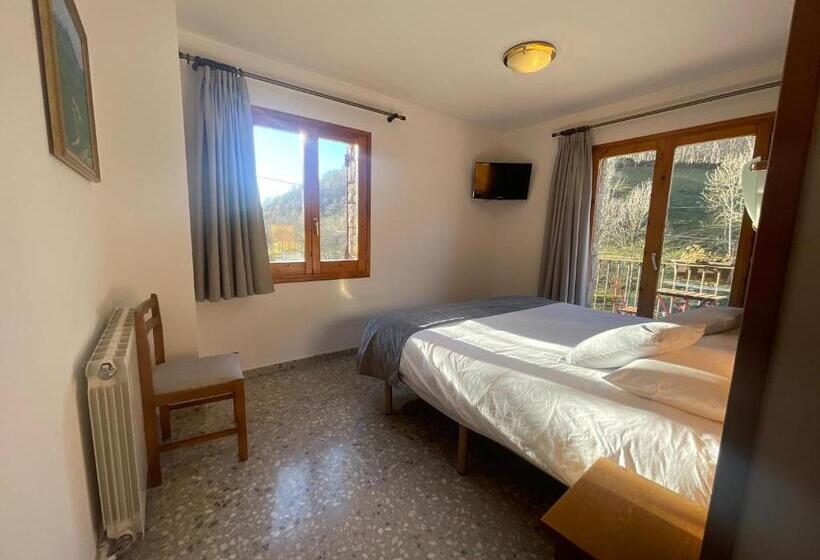 Номер Стандарт с Балконом, Hostal El Quintà