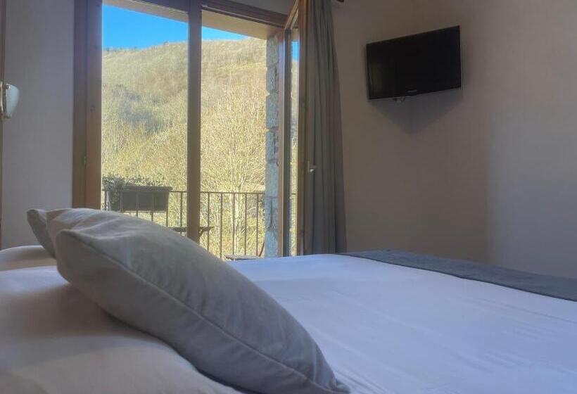 Номер Стандарт с Балконом, Hostal El Quintà