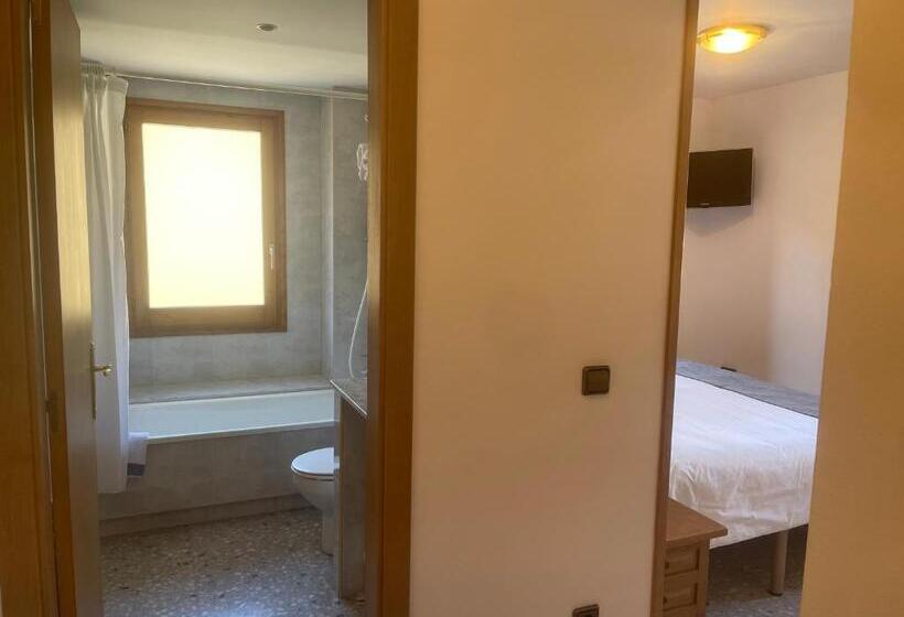 Номер Стандарт с Балконом, Hostal El Quintà