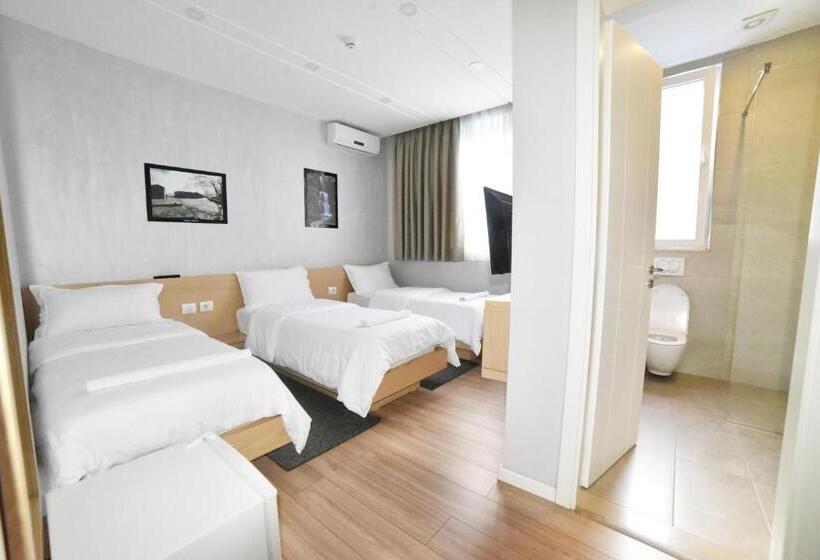 חדר בסיסי לשלושה, Auto Grill Roberti