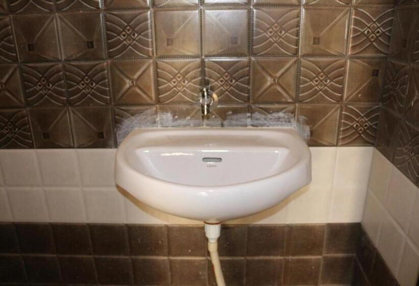 اتاق اکونومی, Mother Hostel