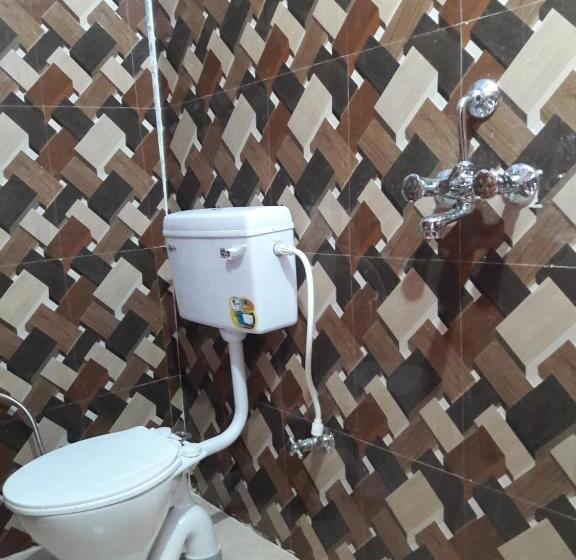 اتاق اکونومی, Mother Hostel