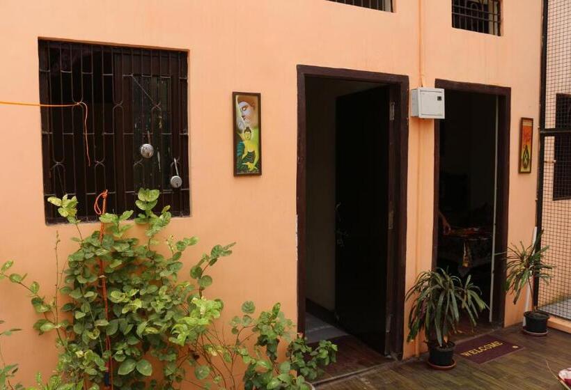 اتاق اکونومی, Mother Hostel