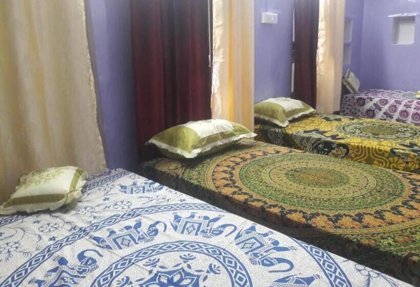 Quarto Familiar, Mother Hostel