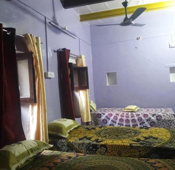 اتاق خانوادگی, Mother Hostel