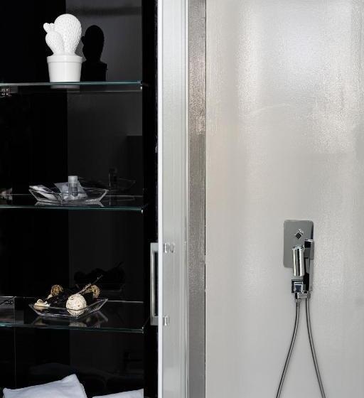 Camera Standard, White Rooms