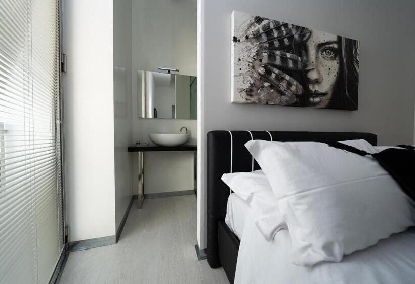 Camera Standard, White Rooms