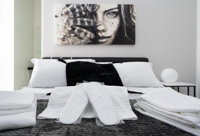 Camera Standard, White Rooms