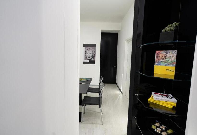 Camera Standard, White Rooms