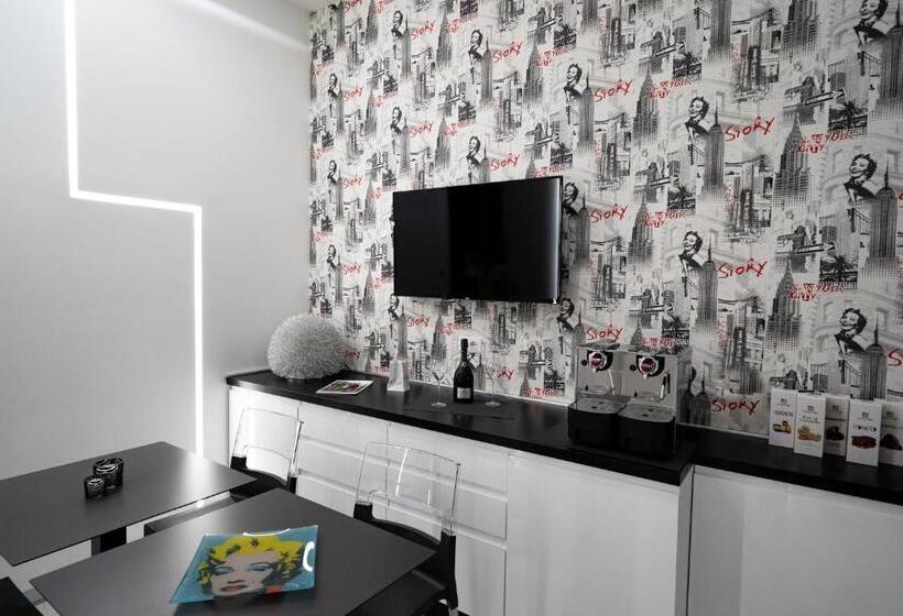 Camera Standard, White Rooms