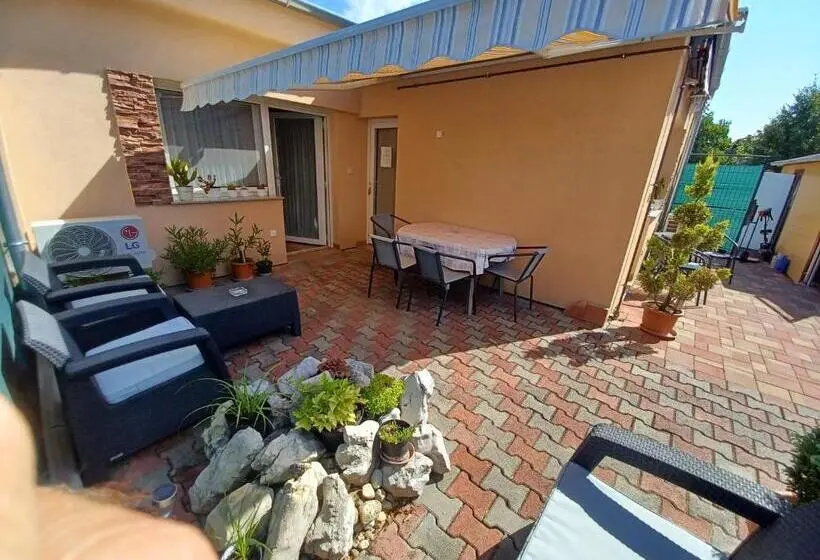 اتاق خانوادگی, Tulipán Apartmanház