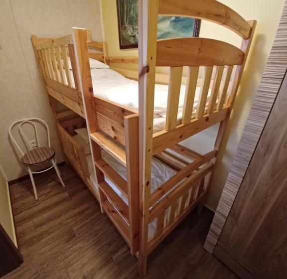 اتاق خانوادگی, Tulipán Apartmanház