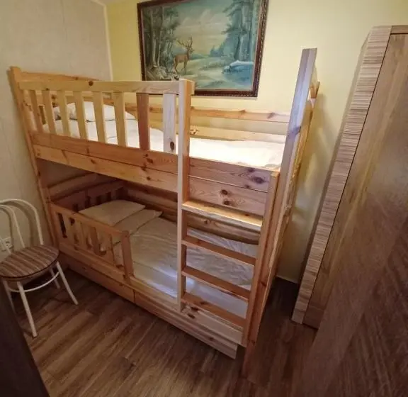 اتاق خانوادگی, Tulipán Apartmanház