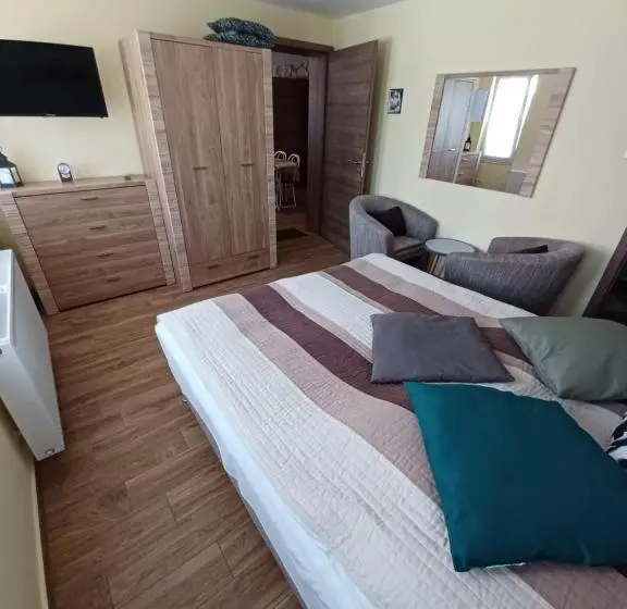 اتاق لوکس, Tulipán Apartmanház