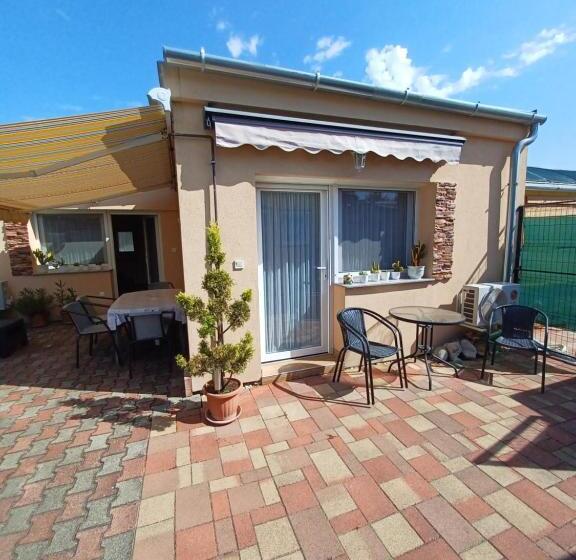 اتاق لوکس با تخت بزرگ, Tulipán Apartmanház