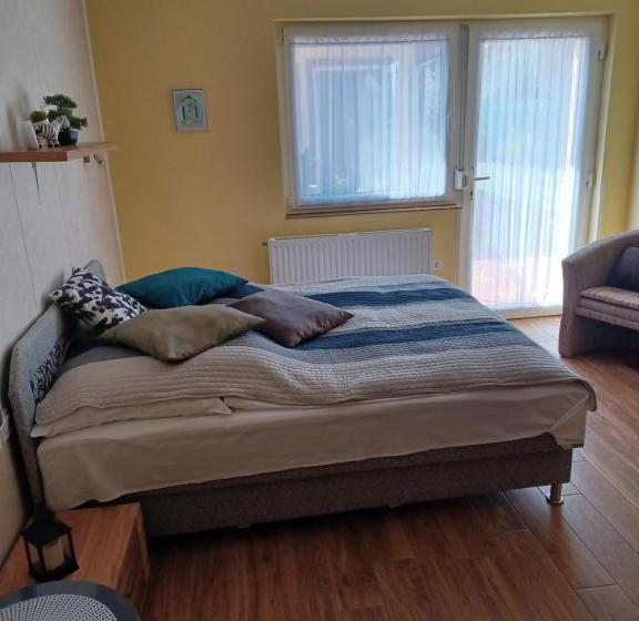 חדר דחוקס עם מיטת קינג, Tulipán Apartmanház