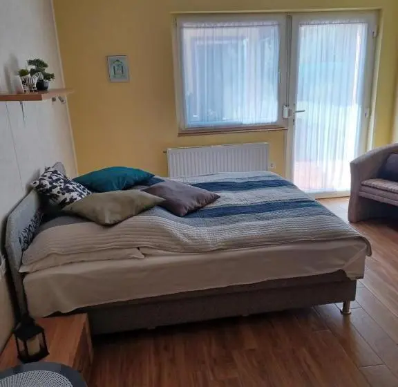اتاق لوکس با تخت بزرگ, Tulipán Apartmanház