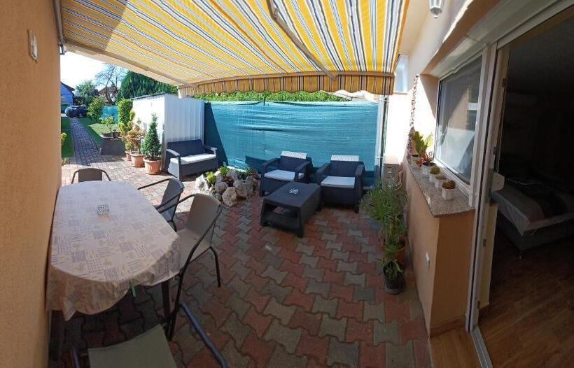 کلبه ییلاقی, Tulipán Apartmanház