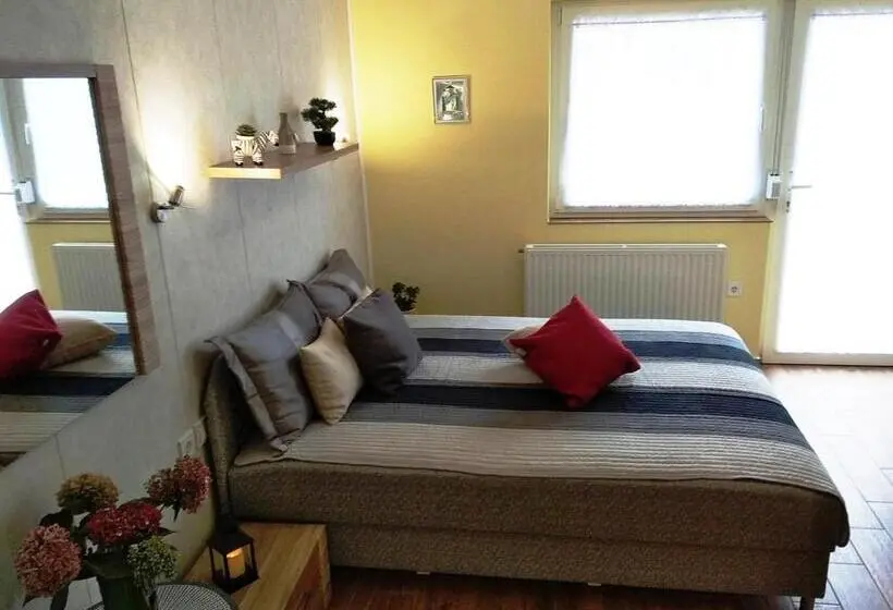 کلبه ییلاقی, Tulipán Apartmanház