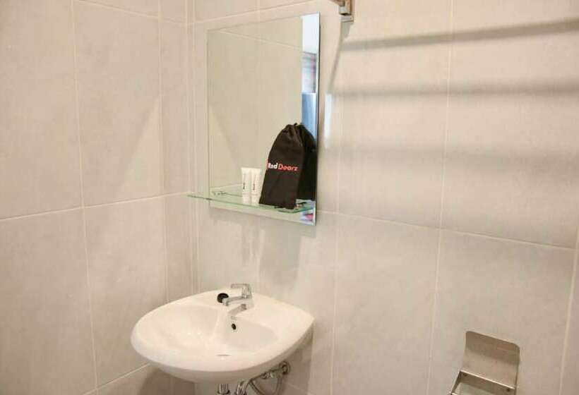 Номер Стандарт, Reddoorz Plus Near Unimed Medan