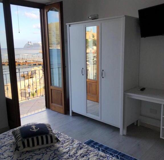 اتاق لوکس با چشم‌انداز دریا, Deluxe Lipari Room