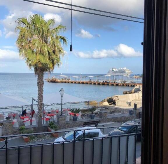 اتاق لوکس با چشم‌انداز دریا, Deluxe Lipari Room