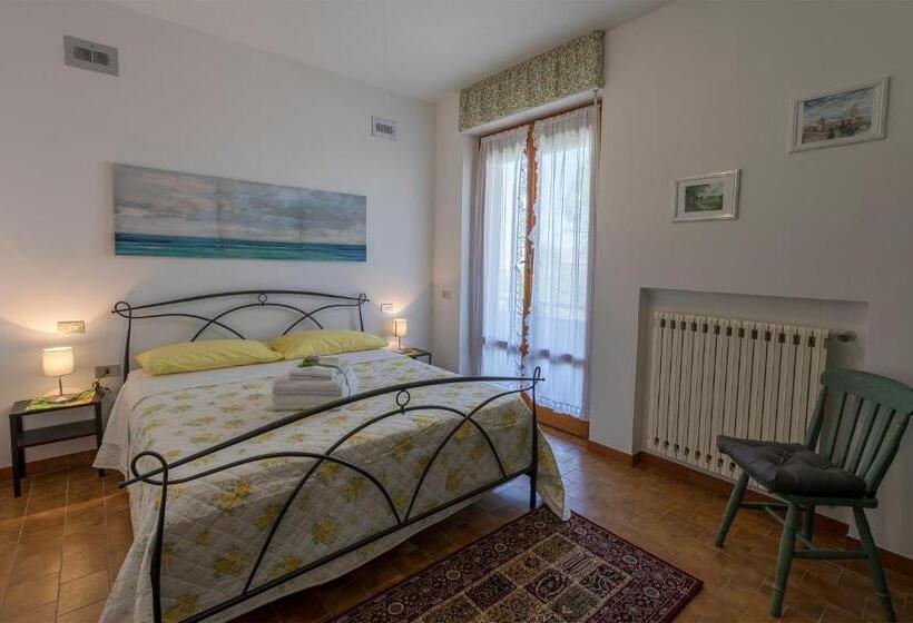 חדר משפחתי, Zia Regina