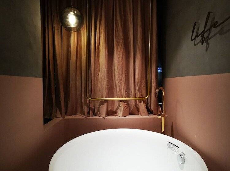 חדר סופריור, Black Gold Factory Boutique Design