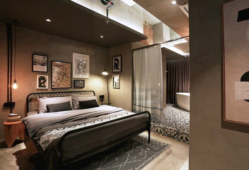 Номер Deluxe, Black Gold Factory Boutique Design