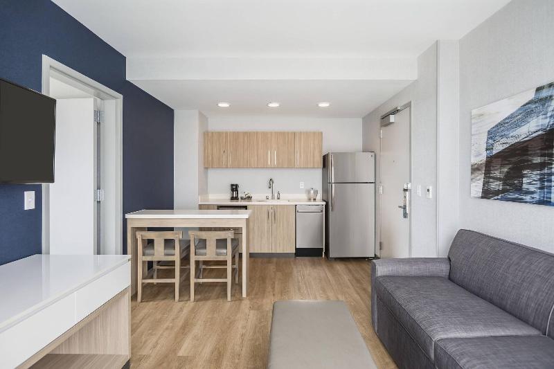 带大床的套房, Springhill Suites Madison