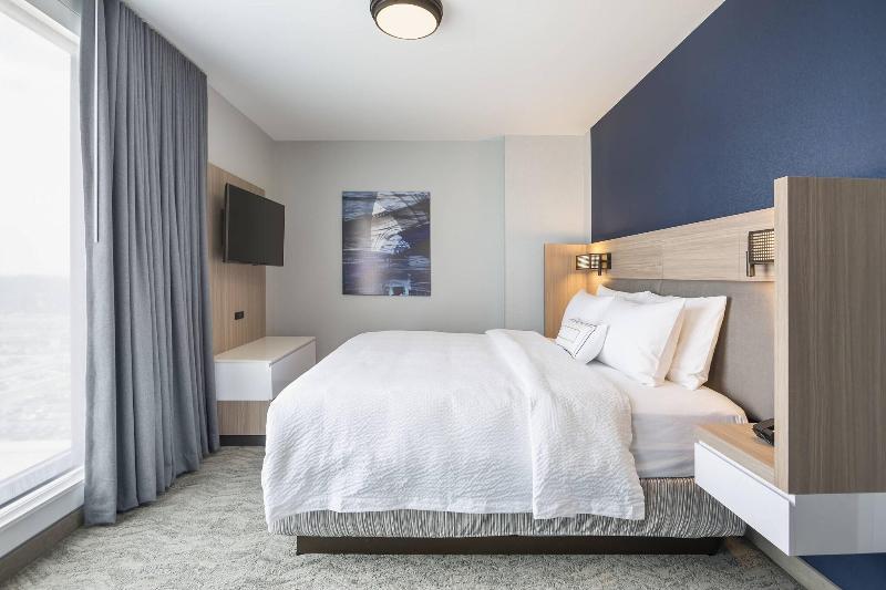 带大床的套房, Springhill Suites Madison