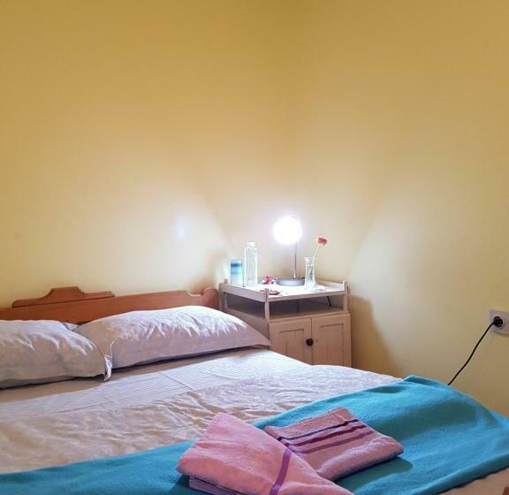 اتاق استاندارد با سرویس بهداشتی مشترک, Nena & Rale Rooms