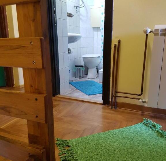 اتاق استاندارد سه تخته با سرویس بهداشتی مشترک, Nena & Rale Rooms