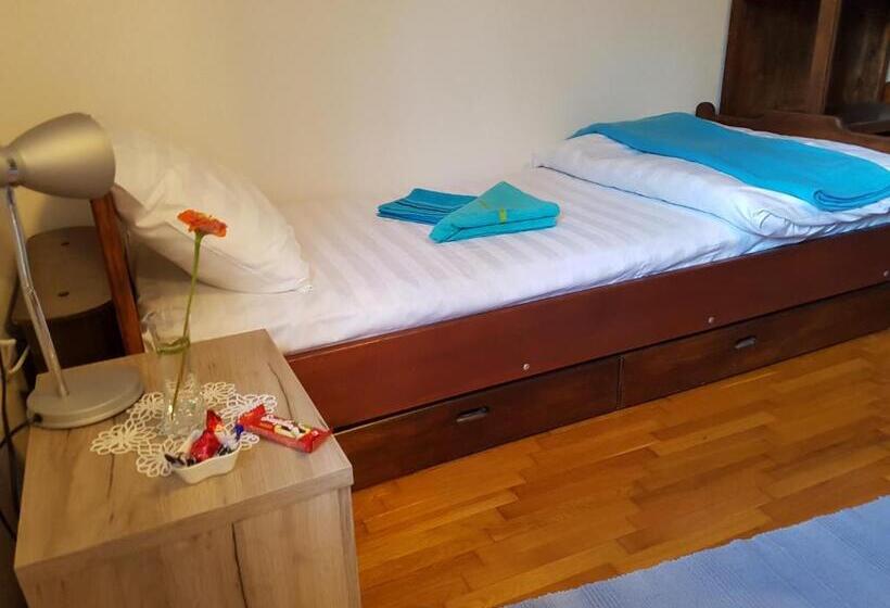 اتاق استاندارد سه تخته با سرویس بهداشتی مشترک, Nena & Rale Rooms