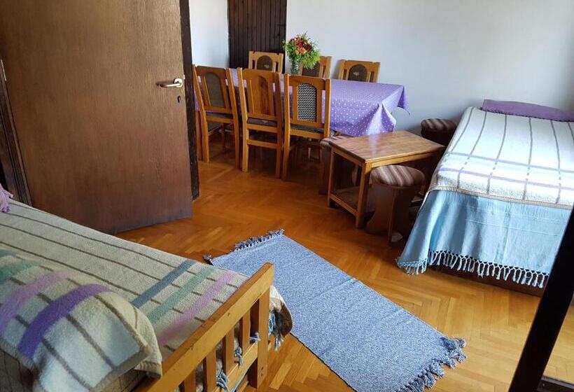 اتاق استاندارد سه تخته با سرویس بهداشتی مشترک, Nena & Rale Rooms