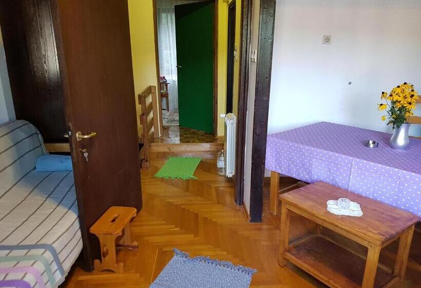 اتاق استاندارد سه تخته با سرویس بهداشتی مشترک, Nena & Rale Rooms