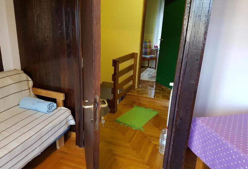 اتاق استاندارد سه تخته با سرویس بهداشتی مشترک, Nena & Rale Rooms