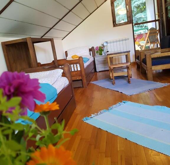 اتاق استاندارد سه تخته با سرویس بهداشتی مشترک, Nena & Rale Rooms