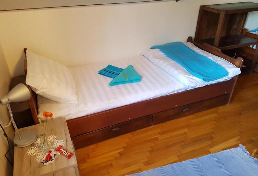 اتاق استاندارد سه تخته با سرویس بهداشتی مشترک, Nena & Rale Rooms