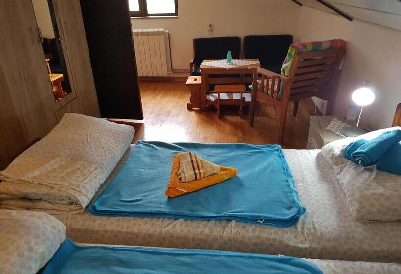 اتاق استاندارد سه تخته با سرویس بهداشتی مشترک, Nena & Rale Rooms