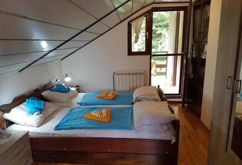 اتاق استاندارد سه تخته با سرویس بهداشتی مشترک, Nena & Rale Rooms