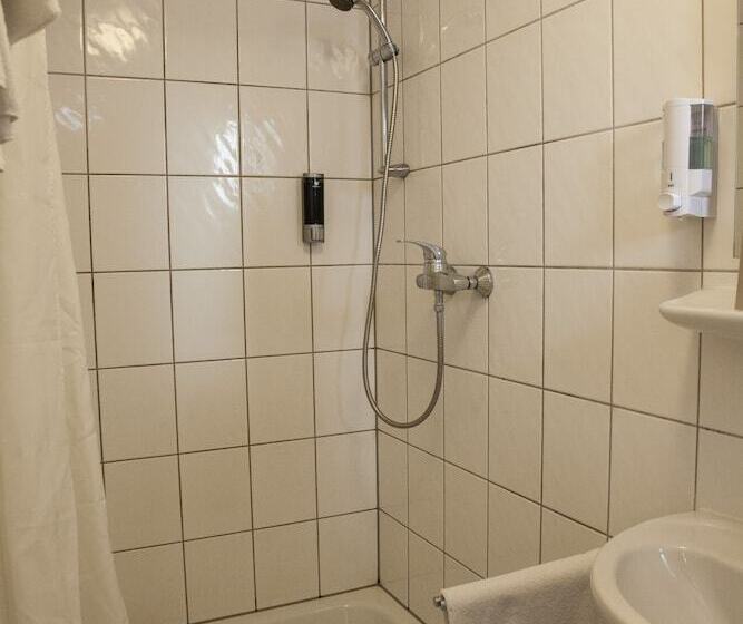 غرفة قياسية ثلاثية, Gästehaus Häuser